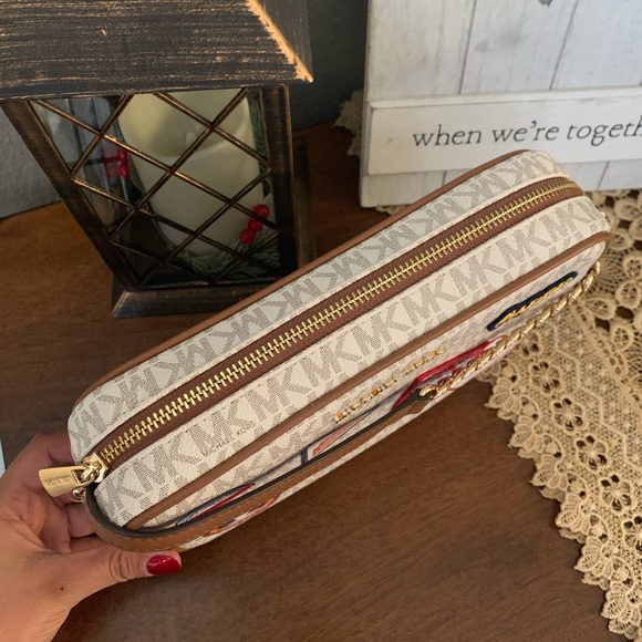 Aspen ♥️ new MK large Crossbody - Picture 6 of 8